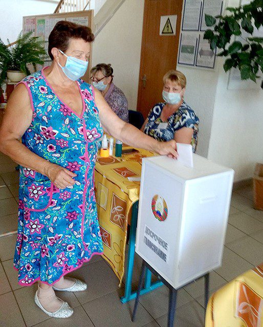 Во второй день досрочного голосования Малышковичский участок № 12 посетило немало избирателей