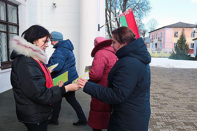 Активисты ОО «БРСМ» поздравили женщин Климовщины с наступающим праздником 8 Марта. ФОТО