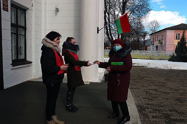 Активисты ОО «БРСМ» поздравили женщин Климовщины с наступающим праздником 8 Марта. ФОТО