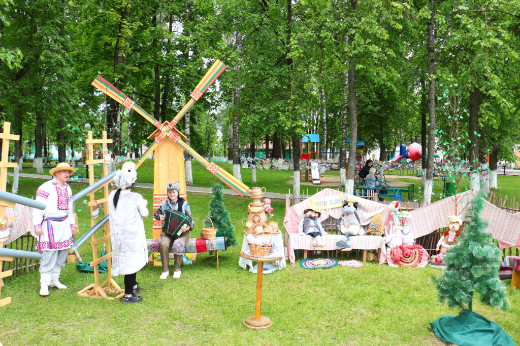 В городском парке в Климовичах работает площадка "Беларуская казка"