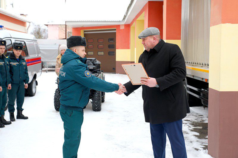 Председатель Климовичского райисполкома Михаил Демидов вручил благодарственные письма сотрудникам РОЧС