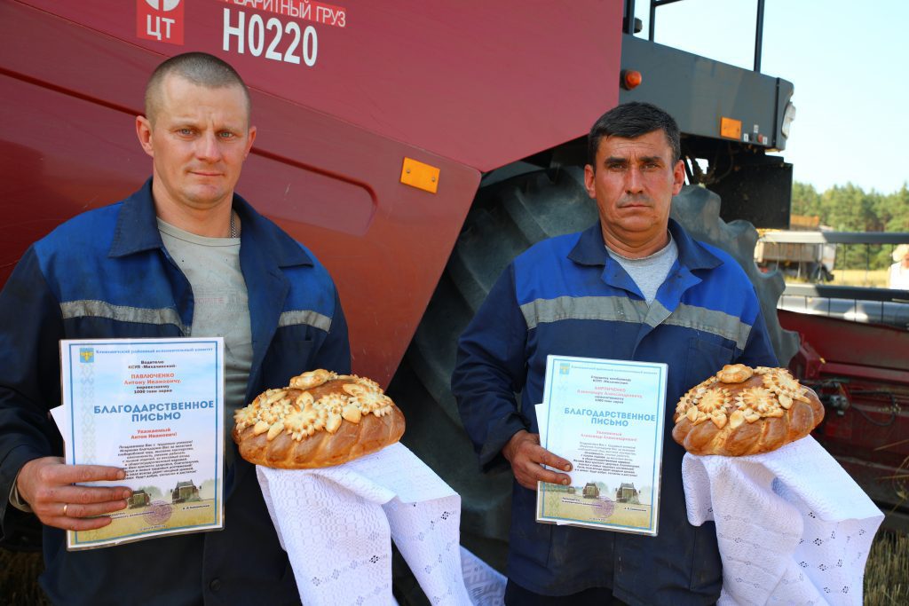 На Климовщине продолжают чествовать лидеров жатвы