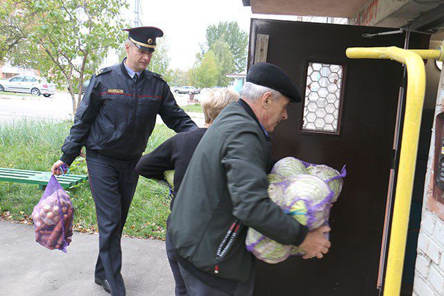 Климовичские милиционеры сделали подарок ветерану ОВД ко Дню пожилых людей