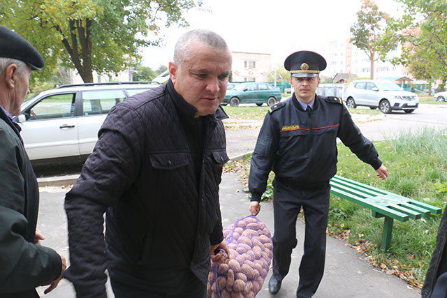Климовичские милиционеры сделали подарок ветерану ОВД ко Дню пожилых людей