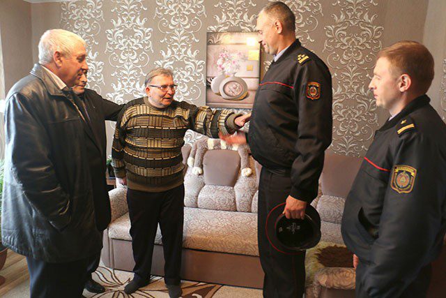 Климовичские милиционеры сделали подарок ветерану ОВД ко Дню пожилых людей