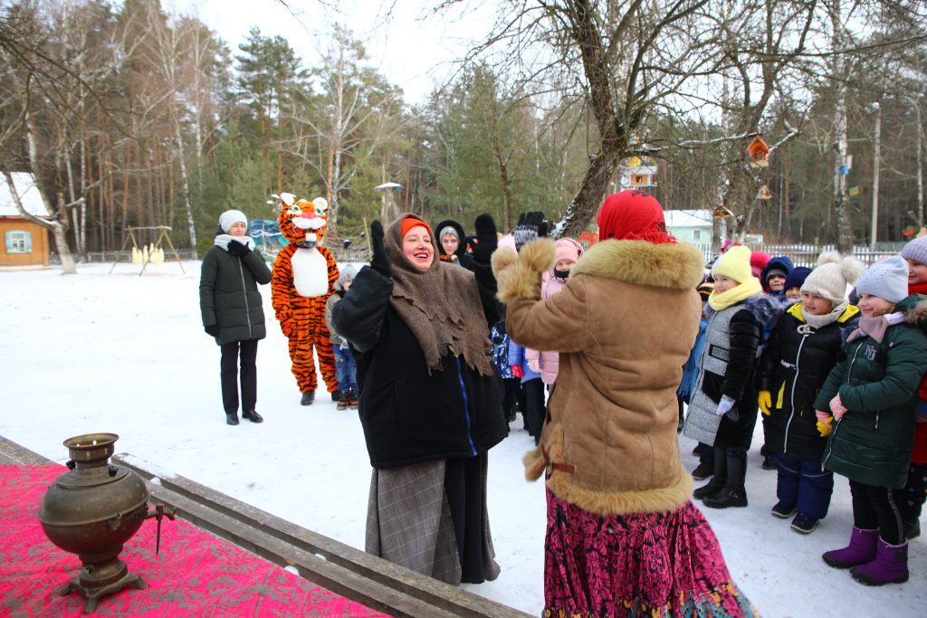 Какие герои театрализованного представления встретят гостей в усадьбе Деда Мороза в д. Гусарка?
