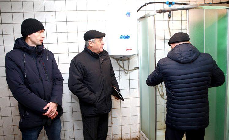 Какие условия созданы для отдыха тружеников КСУП «Михалинский» и КСУП «Полошково», которые заняты ремонтом техники на машинных дворах, узнал журналист районной газеты