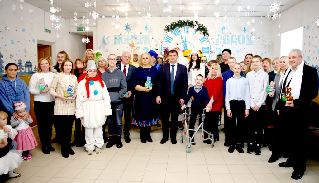 Благотворительная акция «Наши дети» собрала ребят у новогодней елки в Климовичах