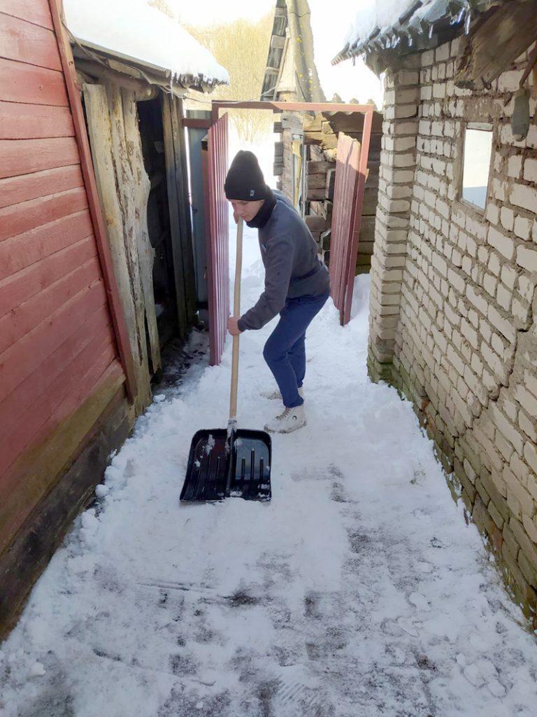 Волонтеры оказывают помощь пожилым климовчанам