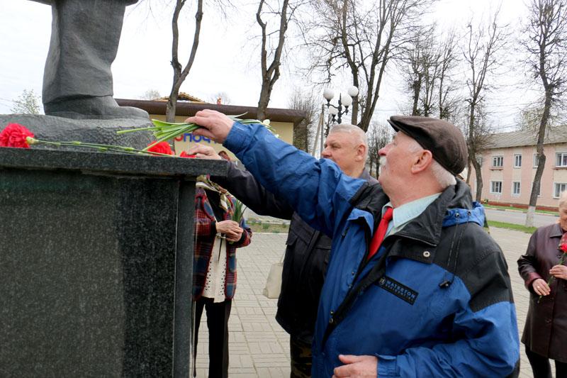 Климовчане возложили цветы к памятнику Ленину
