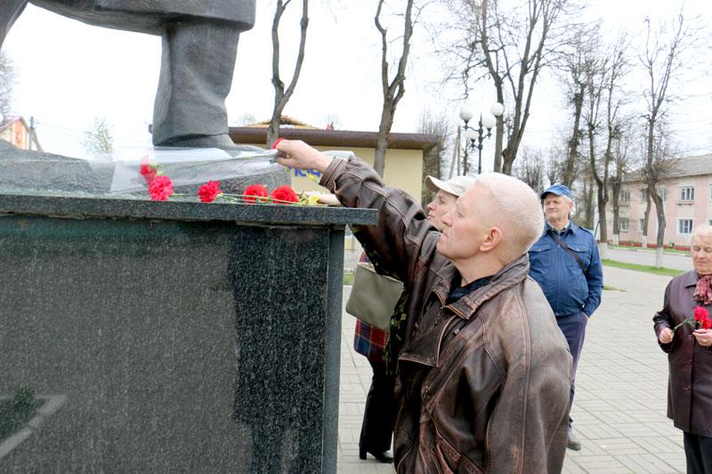 Климовчане возложили цветы к памятнику Ленину