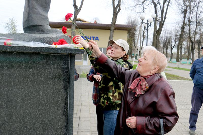 Климовчане возложили цветы к памятнику Ленину