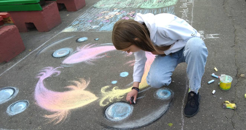В Климовичах проходит конкурс рисунков на асфальте "Яркие краски детства"