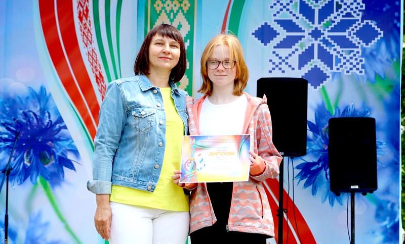 На «Золотой пчелке» награждены победители конкурса рисунков на асфальте
