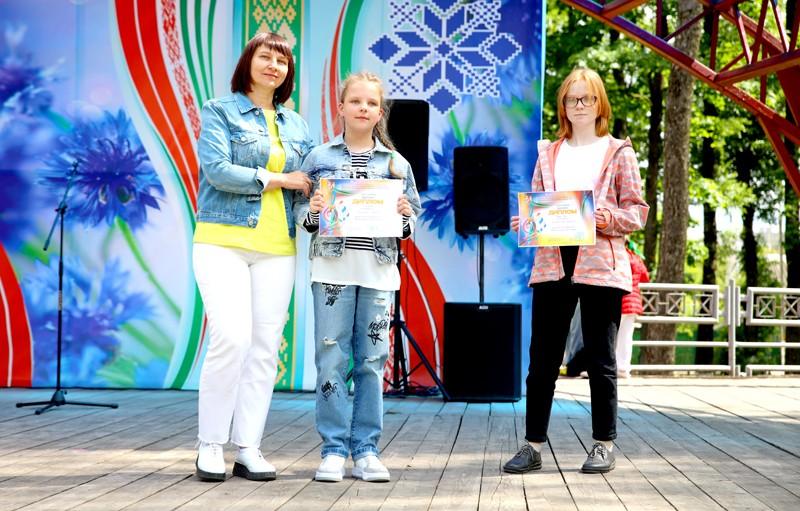 На «Золотой пчелке» награждены победители конкурса рисунков на асфальте