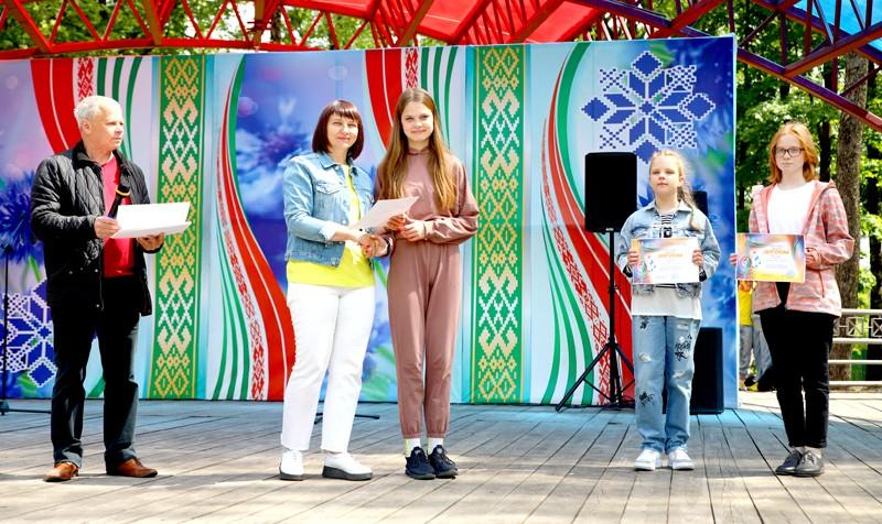 На «Золотой пчелке» награждены победители конкурса рисунков на асфальте