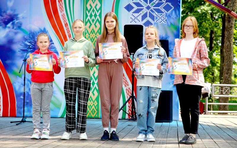 На «Золотой пчелке» награждены победители конкурса рисунков на асфальте