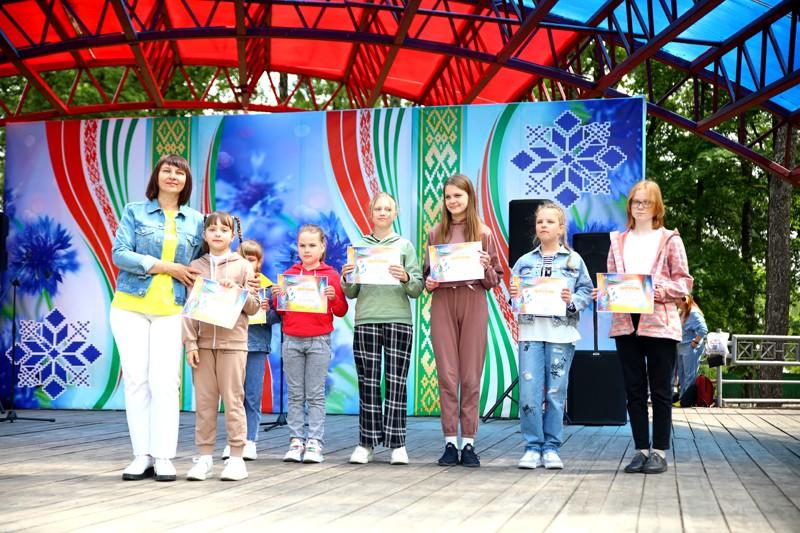 На «Золотой пчелке» награждены победители конкурса рисунков на асфальте