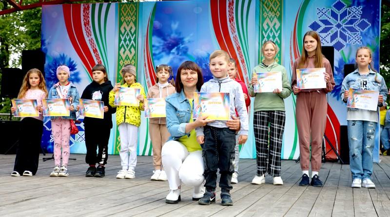На «Золотой пчелке» награждены победители конкурса рисунков на асфальте