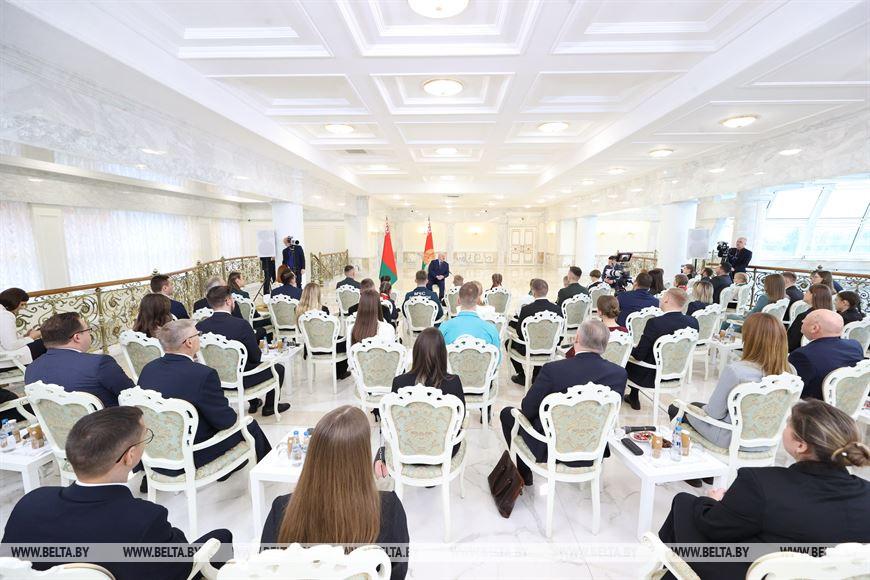 Лукашенко встречается с молодежным активом