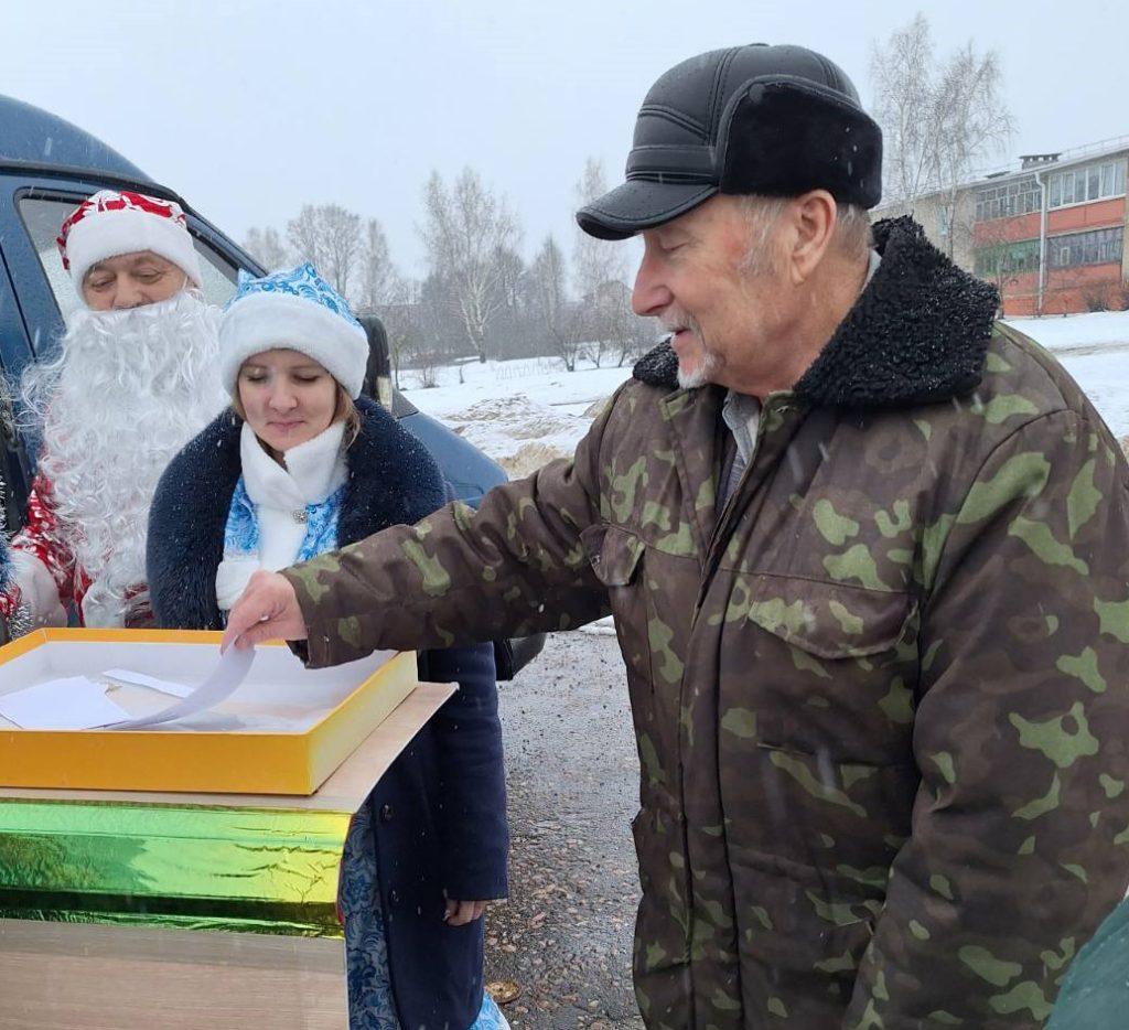 Климовичские библиотекари дарят праздничное настроение читателям из д. Хотень