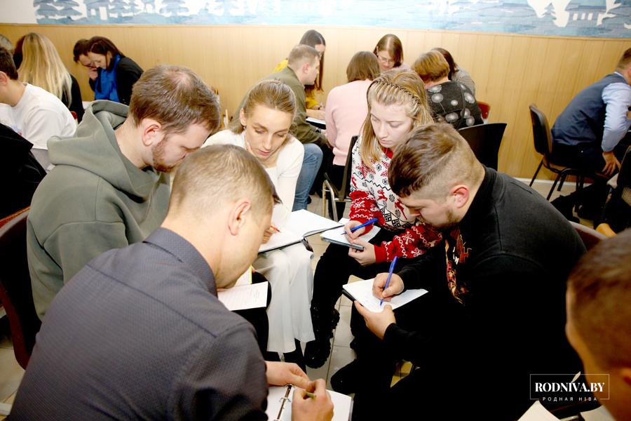 В Климовичах проходит открытый турнир по игре «Что? Где? Когда?»