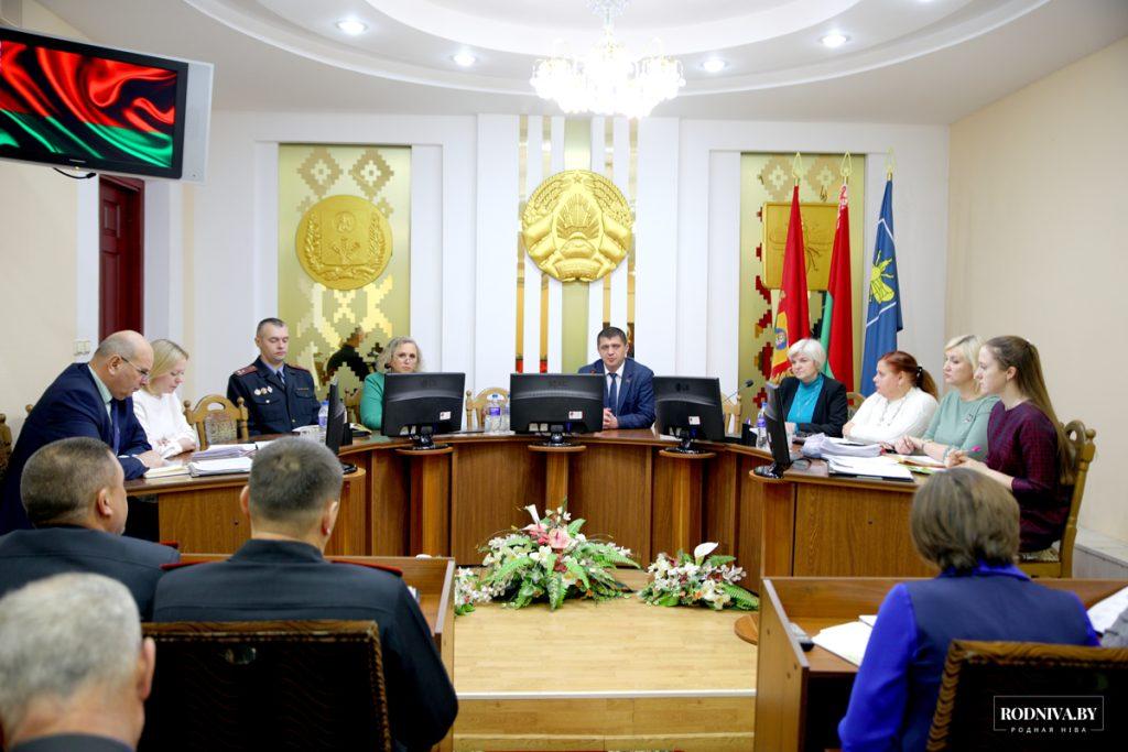 Подготовка Климовщины к новогодним праздникам, благоустройство, работа торговых объектов, подписная кампания. Дмитрий Хайновский провел совещание