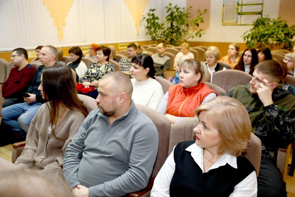 Председатель Климовичского райисполкома Дмитрий Хайновский встретился с работниками лесхоза