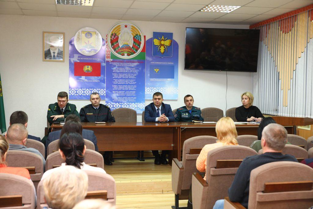 Председатель Климовичского райисполкома Дмитрий Хайновский встретился с работниками лесхоза