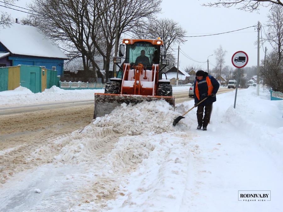 На Климовщине ведут борьбу со снегом, готовятся к новогодним праздникам