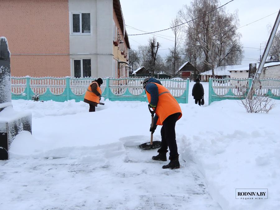 На Климовщине ведут борьбу со снегом, готовятся к новогодним праздникам