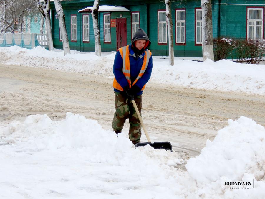 На Климовщине ведут борьбу со снегом, готовятся к новогодним праздникам