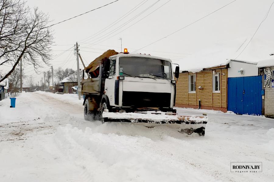 На Климовщине ведут борьбу со снегом, готовятся к новогодним праздникам