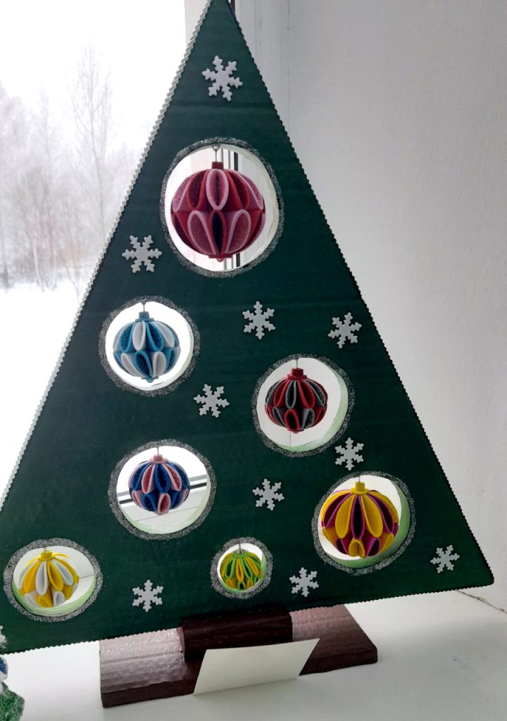 Как учащиеся Тимоновской средней школы Климовичского района создают новогодние елки из необычных предметов