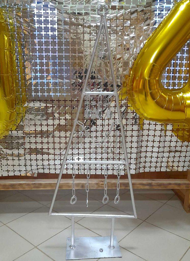 Как учащиеся Тимоновской средней школы Климовичского района создают новогодние елки из необычных предметов