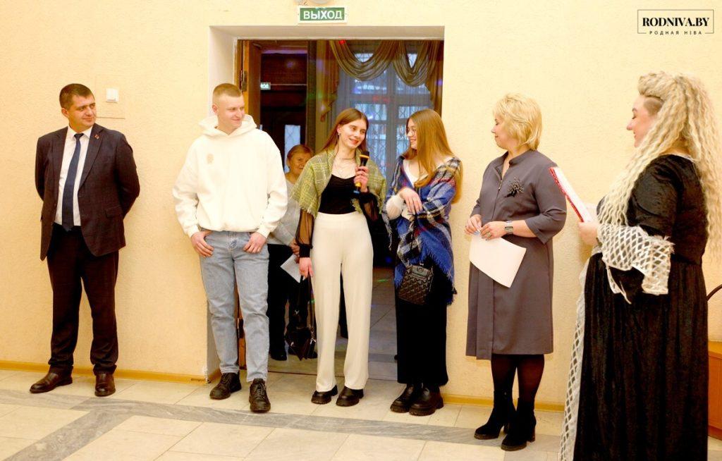 Председатель Климовичского райисполкома Дмитрий Хайновский встретился с молодыми специалистами