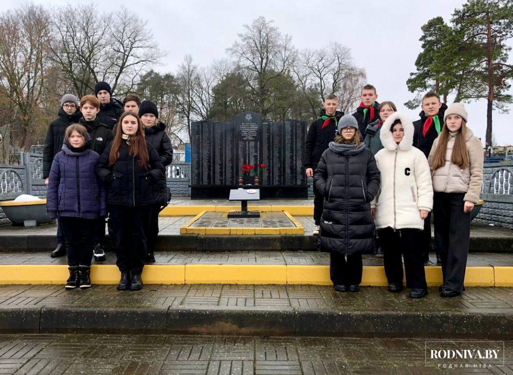 Фотофакт: очередную табличку проекта "Цифровая звезда" установили в Климовичах
