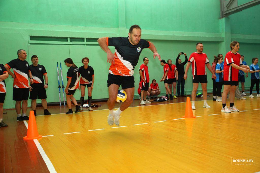 Председатель Климовичского райисполкома Дмитрий Хайновский поблагодарил молодежь за участие в спортивном празднике