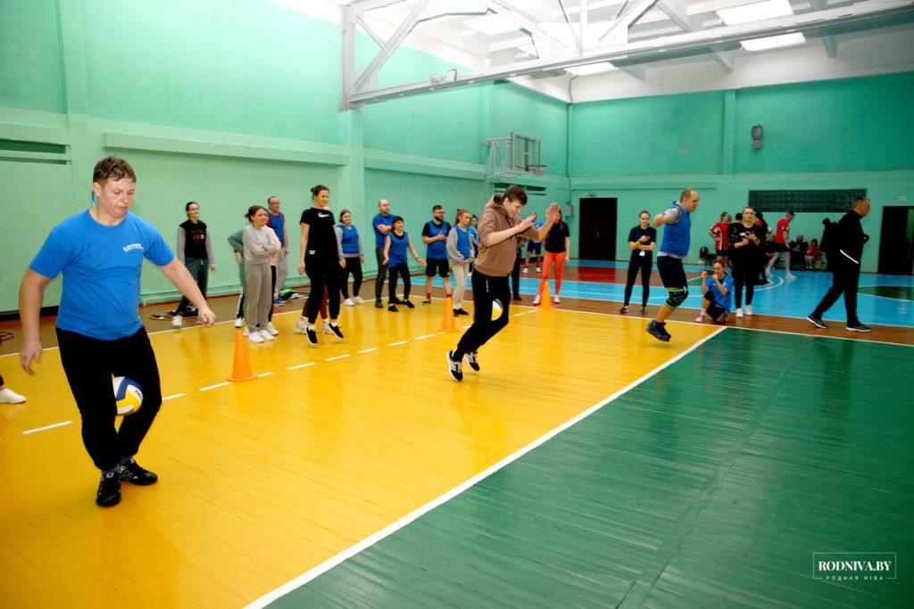 Председатель Климовичского райисполкома Дмитрий Хайновский поблагодарил молодежь за участие в спортивном празднике
