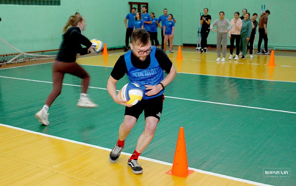 Председатель Климовичского райисполкома Дмитрий Хайновский поблагодарил молодежь за участие в спортивном празднике