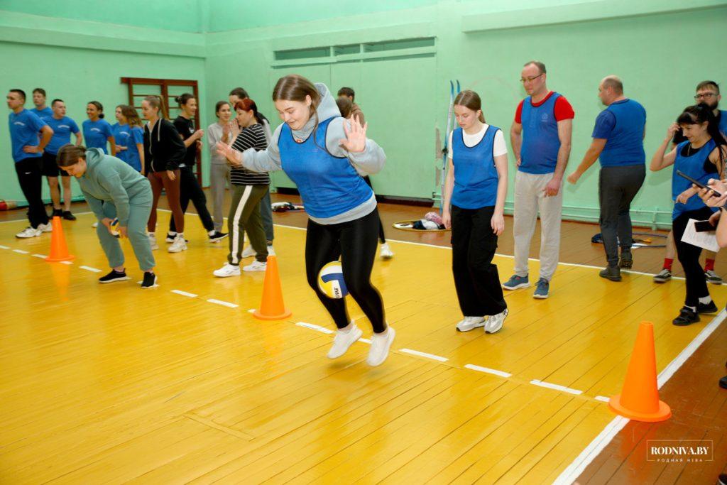 Председатель Климовичского райисполкома Дмитрий Хайновский поблагодарил молодежь за участие в спортивном празднике