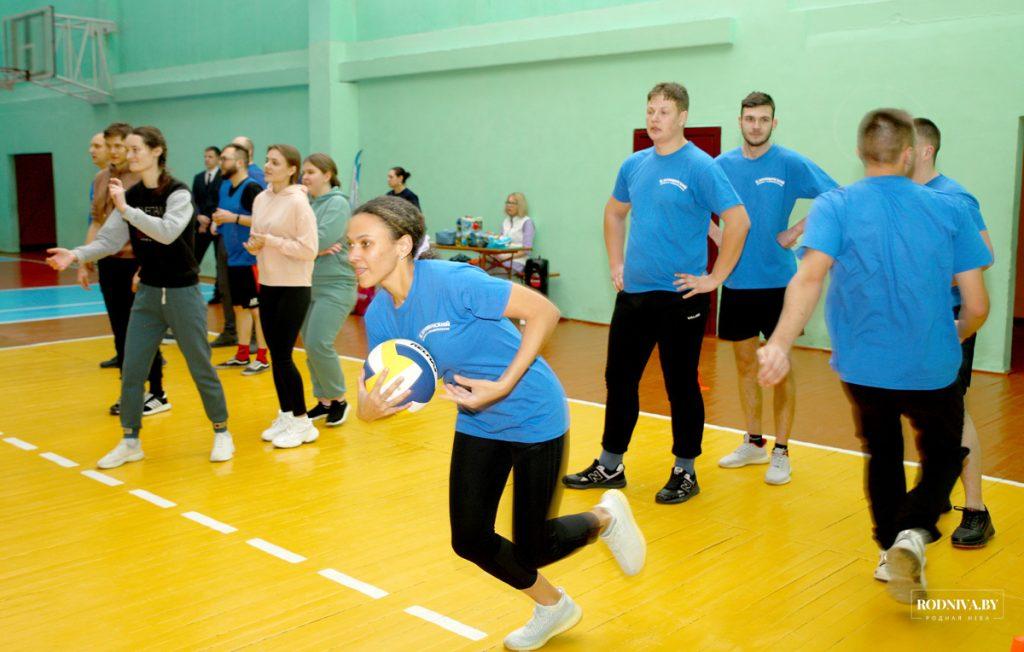 Председатель Климовичского райисполкома Дмитрий Хайновский поблагодарил молодежь за участие в спортивном празднике