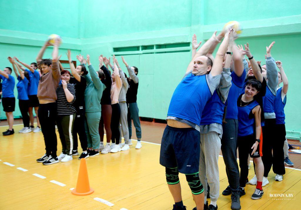 Председатель Климовичского райисполкома Дмитрий Хайновский поблагодарил молодежь за участие в спортивном празднике