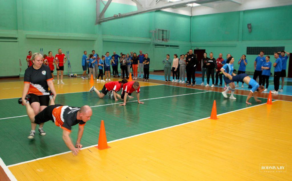 Председатель Климовичского райисполкома Дмитрий Хайновский поблагодарил молодежь за участие в спортивном празднике