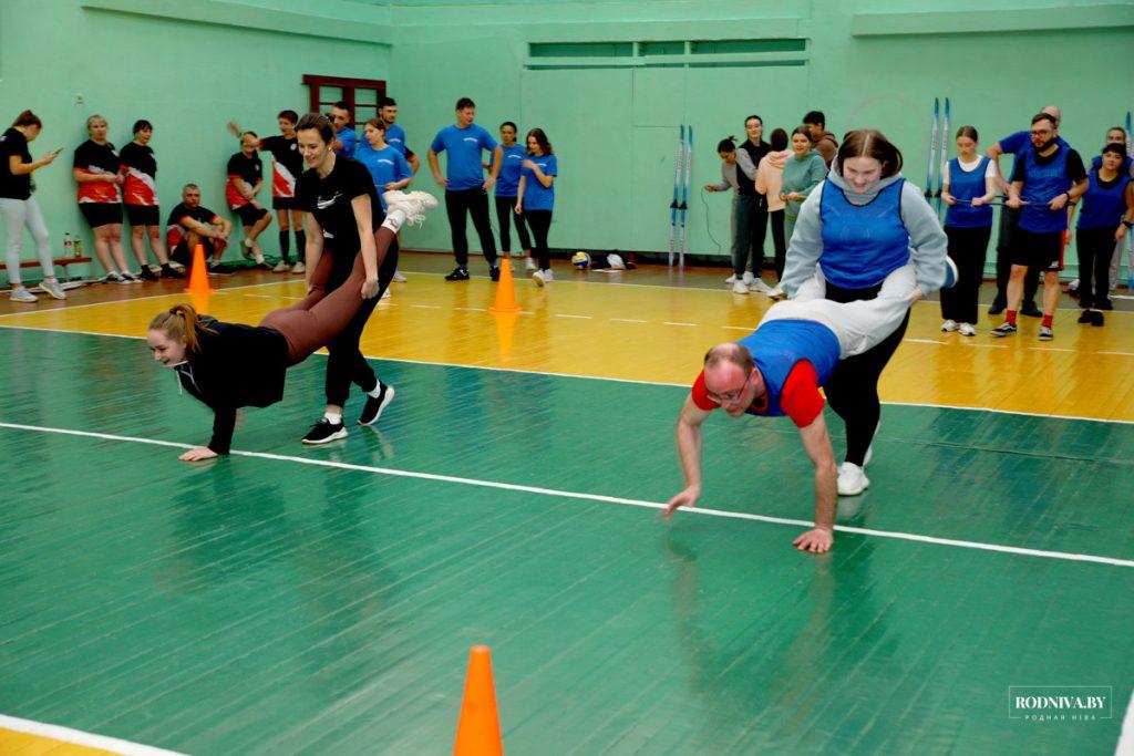 Председатель Климовичского райисполкома Дмитрий Хайновский поблагодарил молодежь за участие в спортивном празднике