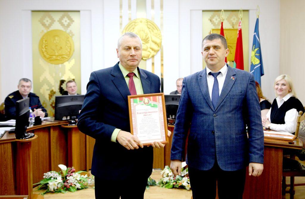 Председатель Климовичского райисполкома Дмитрий Хайновский вручили Благодарственные письма руководителям предприятий и организаций Климовщины