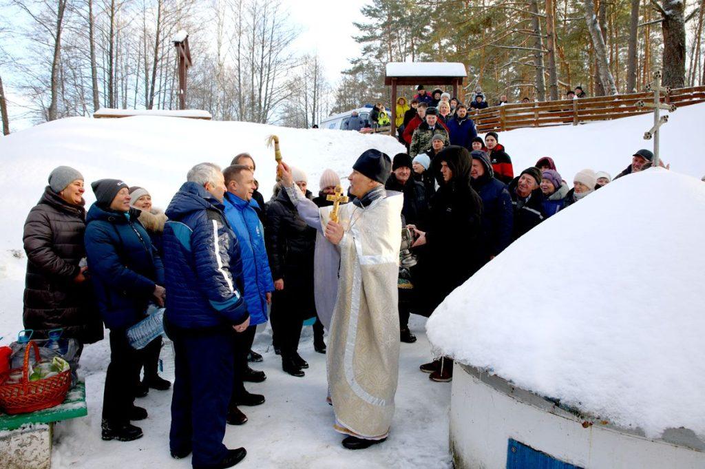 На кринице в д. Зимницы Климовичского района провели чин освящения воды