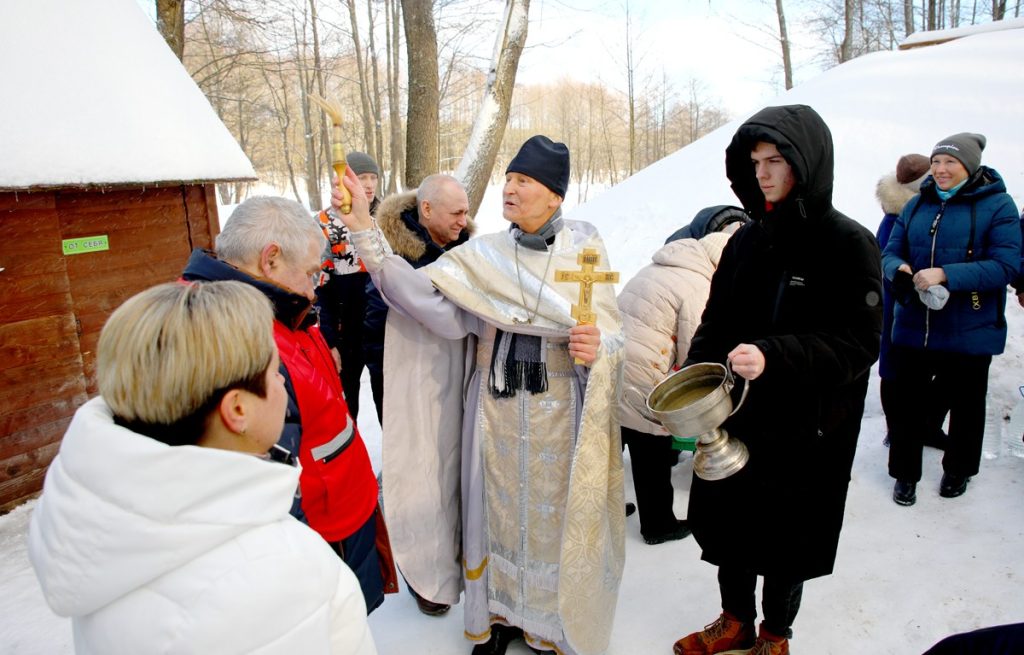На кринице в д. Зимницы Климовичского района провели чин освящения воды