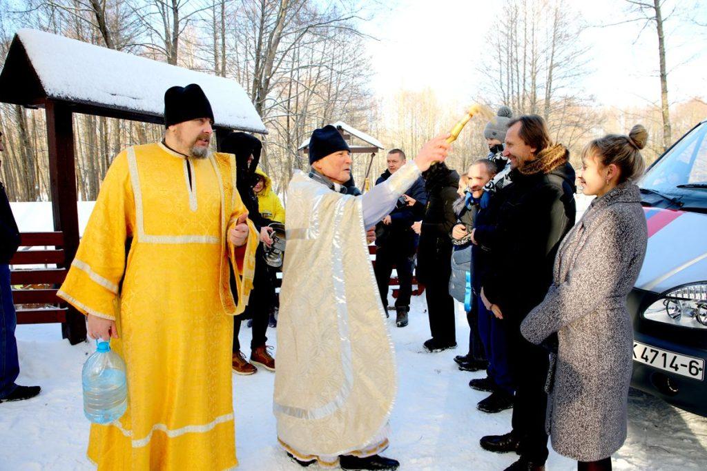 На кринице в д. Зимницы Климовичского района провели чин освящения воды