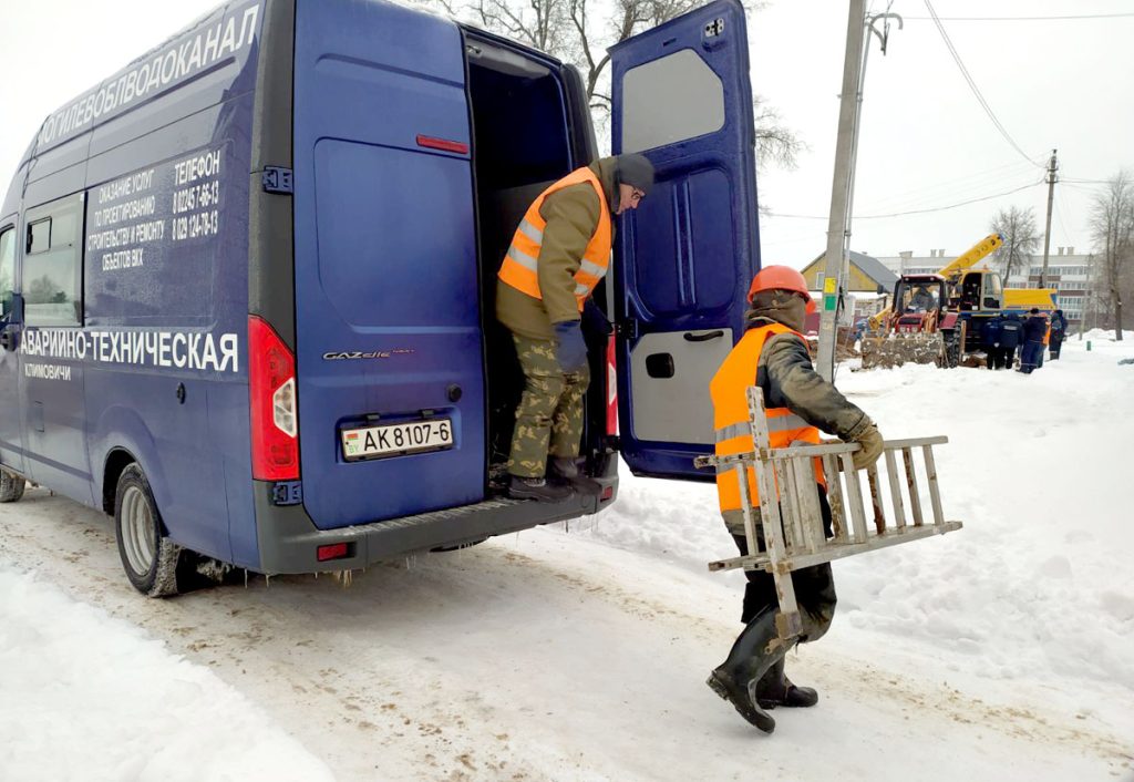 Работники водоканала устраняют порыв водопроводной сети на улице Ленина в Климовичах
